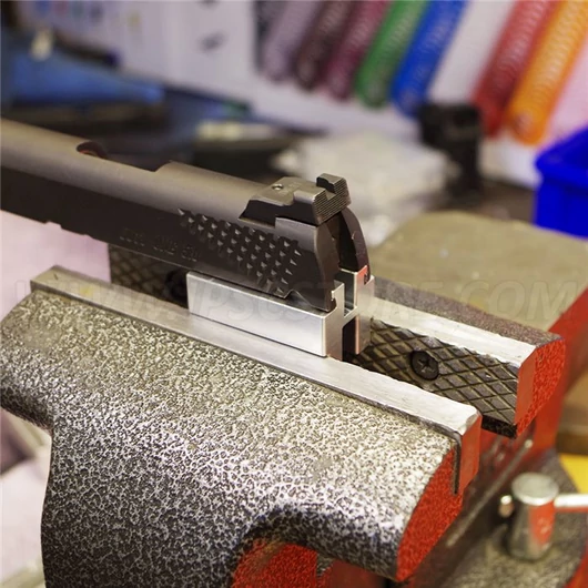 Szánrögzítő blokk satuhoz, 1911/2011 pisztolyokhoz